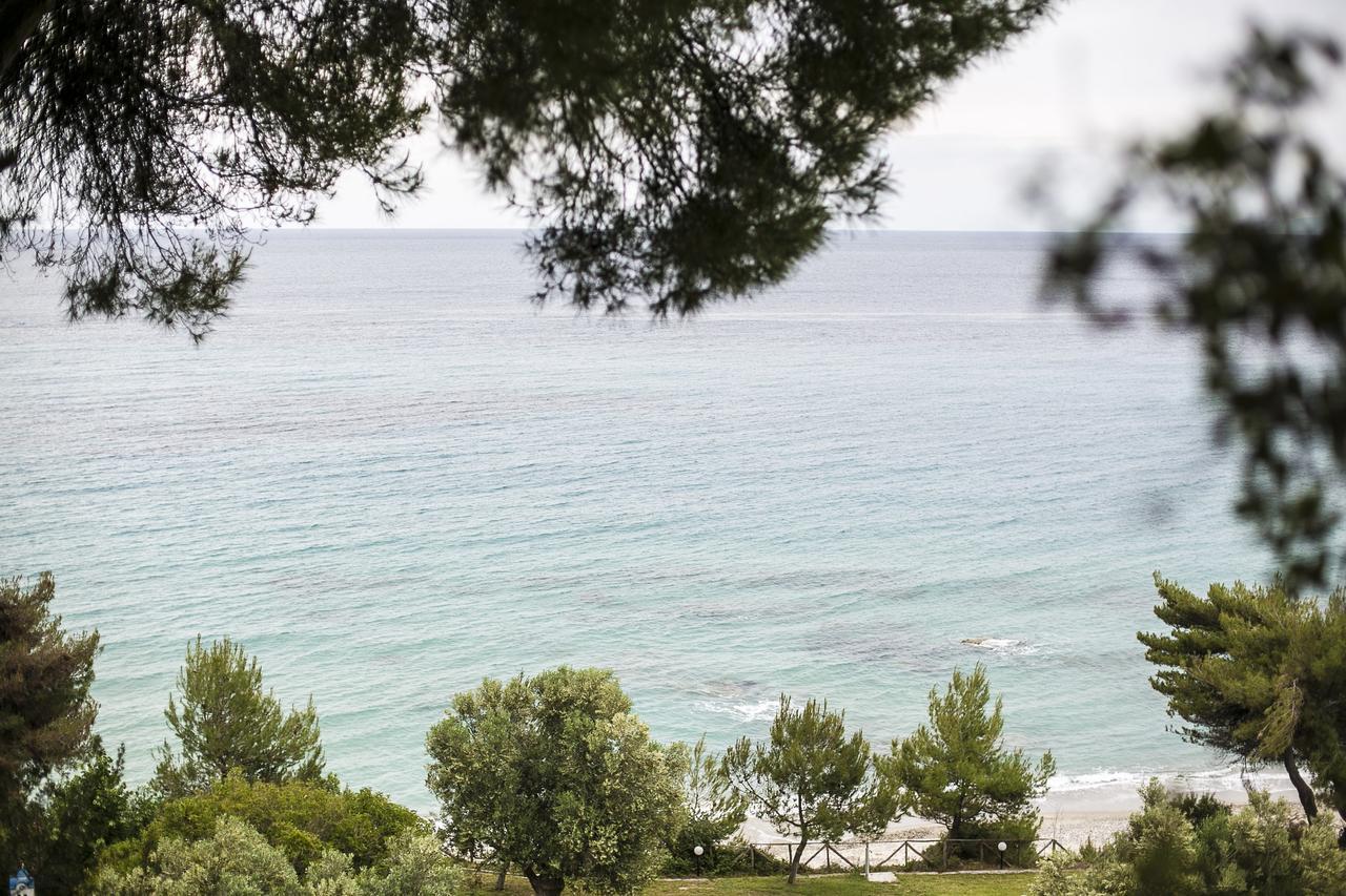 Blue Crab, Beachfront House In Kalandra #Feelslikehome Hanioti Buitenkant foto